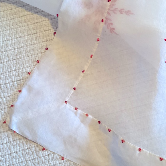 ❄️ Elegant Winter sheer tablecloth, approx 59 x 84”, embroidered snowflakes. - Picture 5 of 14